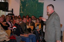 Profesor Andrzej Bereszyński w trakcie wykładu. 