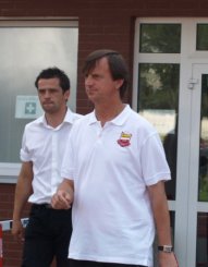 na zdjęciu trener Polonii Krzysztof Sobieszczuk oraz Grzegorz Kapica, szkoleniowiec Chojniczanki