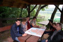 Pochylamy się nad mapą by poszukać śladów dawnych mieszkańców.