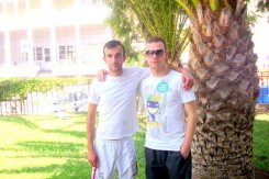 Marek Kobus (z prawej) z managerem Arionu Nikozja, Gevorgiem Sargsyan'em.