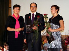 Z przedstawicielem Pomorskiego Kuratorium Oświaty, Marek Czarnowski i Katarzyna Kamrowska - otrzymali Medal Komisji Edukacji Na