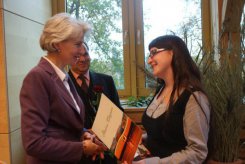 Z rąk wicewójt Stefanii Majewskiej-Kilkowskiej stypendium odbiera Dominika Łosin.