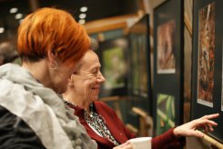 Studenci Uniwersytetu Trzeciego Wieku z zainteresowaniem oglądali wystawę.