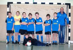 na zdjeciu: Charzykowianka Chojnice z trenerem Ryszardem Rutkowskim