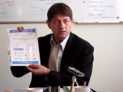 Wójt na konferencji chwalił się nie tylko nagrodami, ale także nową schetynówką.