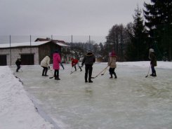 Gra w hokeja na nowo powstałym lodowisku.