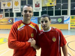 źródło: red-devils.pl.  Na zdjęciu trener Tomasz Aftański z Rodrigo Rugna 