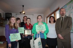 Zwycięska drużyna z Gimnazjum w Brusach wraz z nauczycielką biologii Beatą Lubińską i pracownikami Zaborskiego PK.