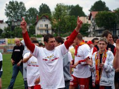 na zdjęciu świętujący awans do II ligi Sławomir Suchomski, fot: Ł.R.