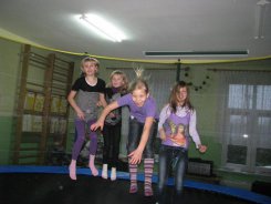 Zabawa na trampolinie.