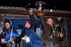  Miłosz Wojewski (z prawej) z pucharem za mistrzostwo świata.