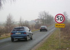 Na razie kierowców przed utratą zawieszenia na dziurawej nawierzchni chronić mają ograniczenia prędkości