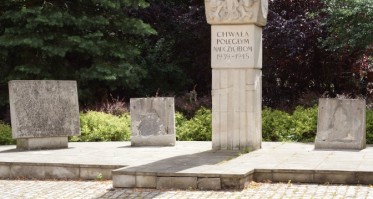 Ruszył długo wyczekiwany remont Pomnika Poległych i Pomordowanych Nauczycieli (FOTO)