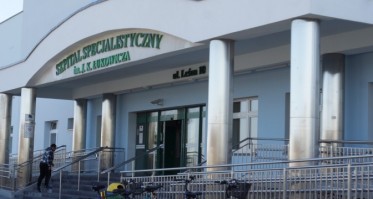 Nieletnia matka i noworodek z raną ciętą szyi trafili wczoraj (26.09.) do chojnickiego szpitala