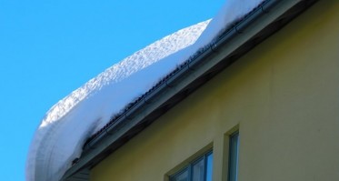 Śnieg zalegający na dachu budynku stanowi poważne zagrożenie i należy go usunąć