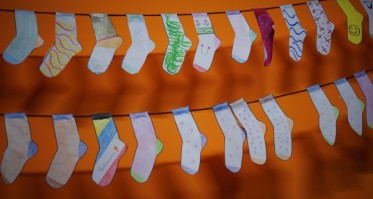 Ponad 90-metrowy sznur kolorowych skarpetek jako gest solidarności (FOTO, ROZMOWA)