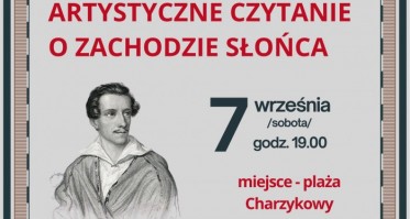 Lektura 'Kordiana' przy zachodzie słońca na plaży w Charzykowach