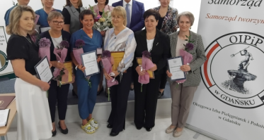Złote czepki i dyplomy dla nagrodzonych pielęgniarek
