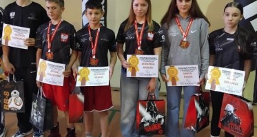 Bokserzy Chojnice Boxing Team z medalami Mistrzostw Polski