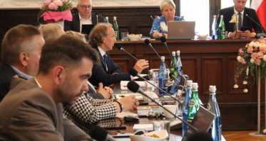 Koledzy bronią hejtującą koleżankę. Rada Powiatu - kontrowersje i napięcia