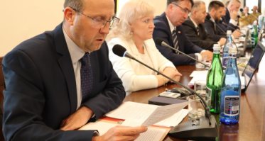 Dyskusja nad stanem powiatu. Opozycja atakuje starosta odpowiada