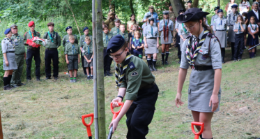 Dąb pamięci w Dolinie Śmierci. Hołd dla ofiar i przestroga dla przyszłych pokoleń
