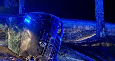 Volkswagen Polo wypadł z drogi w Czartołomiu