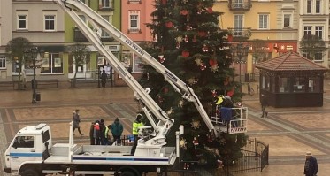 Choinka na rynku ozdobiona przez ekipę WTZ