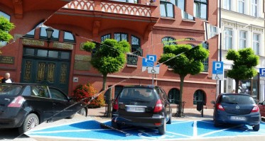 Parkingi dla niepełnosprawnych kontra dodatkowe płatne