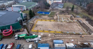 Postępują prace przy budowie lodowiska