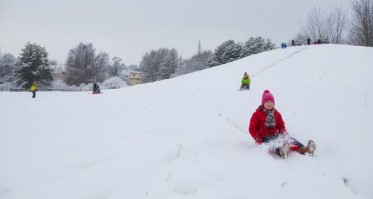 Wypadek na sankach. Dziecko wpadło na drzewo. Trafiło do szpitala
