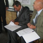 A. Finster i T. Czabański podpisują 5.10.2011 porozumienie w holu dworca.