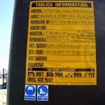 Tablica informacyjna przy głównym wjeździe na plac budowy.