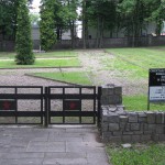 Główne wejście do cmentarza przed wymianą tablicy
