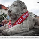 Prezydencki lew z piłkarskim szalikiem na Krakowskim Przedmieściu.www.prezydent.pl