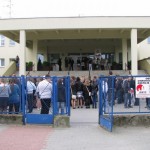 Uczniowie klas pierwszych Gimnazjum nr 1 zgromadzili się przed wejściem do szkoły.