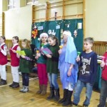 Dzieci z SP5 pod kier. R.Smagorzewskiej grają kolędy na dzwonkach