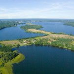 Jezioro Charzykowskie w Małych Swornegaciach (w tle J. Długie i J. Karsińskie) fot. Styl Beata Chojęta
