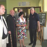 Ks.R.Lewandowski zwiedza wystawę we Wszechnicy Chojnickiej otwartej z okazji 30 rocznicy Sierpnia 80 - 08.2010