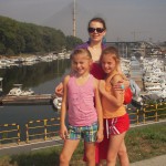 Olga Szynwelska, Monika Michalewicz, Monika Guentzel, w tle rzeka Sava, która wpdada do Dunaju, w Belgradzie