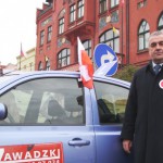 Leszek Zawadzki z PSL maił kotylion i udekorowany samochód.