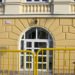 Wejście do budynku od strony pl. Niepodległości - fot. z września 2011