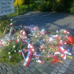 Kwiaty pod pomnikiem ofiar II wojny z kwiatami złożonymi 3 maja.