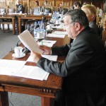 Szef Komisji Rewizyjnej E.Gabryś czyta wniosek ws. udzielenia absolutorium