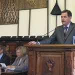 Burmistrz A.Finster omawia problemy związane z przygotowaniem projketu budżetu na 2012 rok.