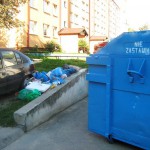 Od 1.09. przy tym kontenerze mieszkańcy okolicznych domów znoszą worki ze śmieciami.