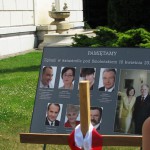 Tablica pamiątkowa pary prezydenckiej i parlamentarzystów PiS przed Sejmem - fot.lipiec 2010