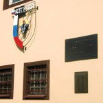 Na ścianie klubowego budynku jest także tablica z nazwiskami fundatorów pierwszych krzesełek na trybunie oraz z sentencją autorstwa Jana Pawła II.