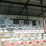 Na głównej trybunie są krzesełka, które wcześniej były na stadionie Chojniczanki.
