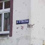 Ta tabliczka z nazwą ulicy jest w pobliżu ul. Szerokiej.
